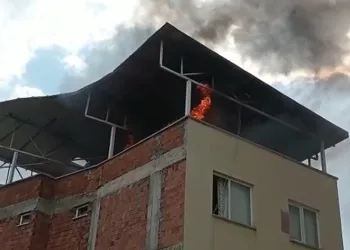 Tarihi simit fırını yakınlarında çıkan yangın korkuttu