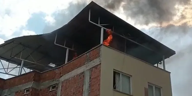 Tarihi simit fırını yakınlarında çıkan yangın korkuttu