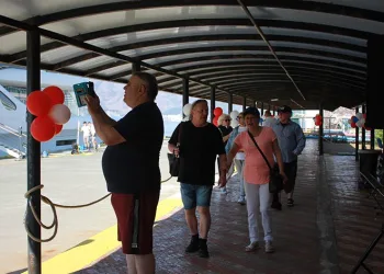 Turistler mehter takımı ve baklava ile karşılandı