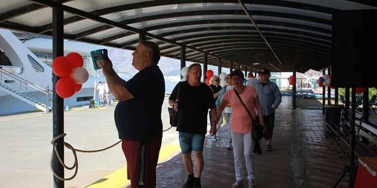 Turistler mehter takımı ve baklava ile karşılandı
