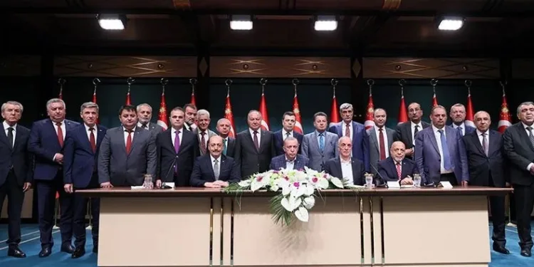 En düşük kamu işçisi ücreti 15 bin liraya çıkıyor