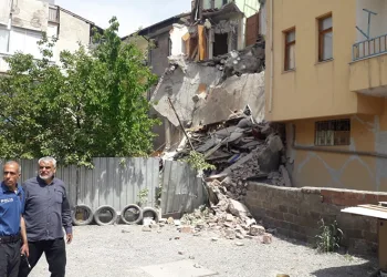 Malatya’da ağır hasarlı bina çöktü