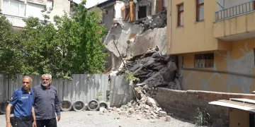 Malatya’da ağır hasarlı bina çöktü