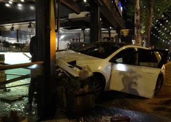 Otomobil işletmeye daldı