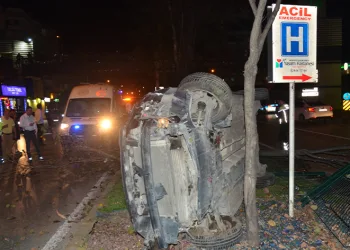 Refüje çıkan otomobil takla attı