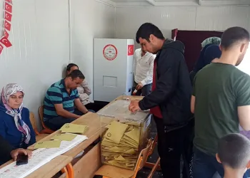 İslahiye’de depremzedeler konteynerde oy kullandı