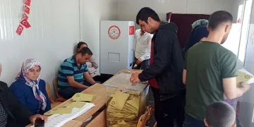 İslahiye’de depremzedeler konteynerde oy kullandı