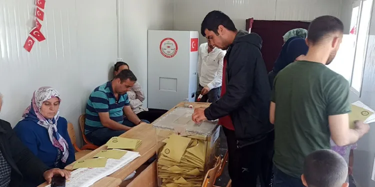 İslahiye’de depremzedeler konteynerde oy kullandı