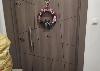 Apartmana girip evin kapısını kurşunladılar