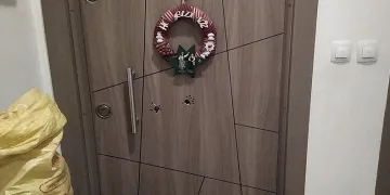 Apartmana girip evin kapısını kurşunladılar