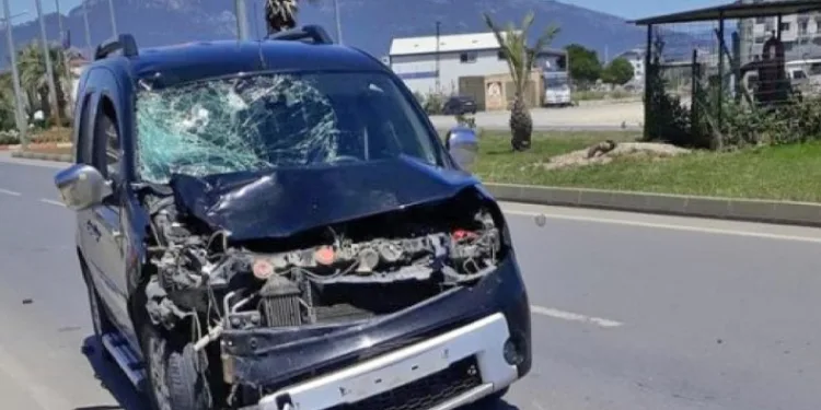 Hafif ticari araçla elektrikli bisiklet çarpıştı