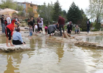 Şifalı kırmızı suya turist akını