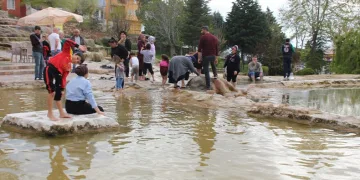 Şifalı kırmızı suya turist akını