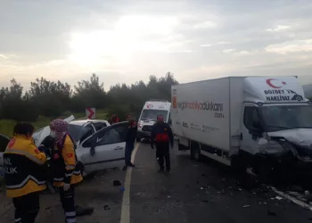 Otomobil ile kamyonet kafa kafaya çarpıştı