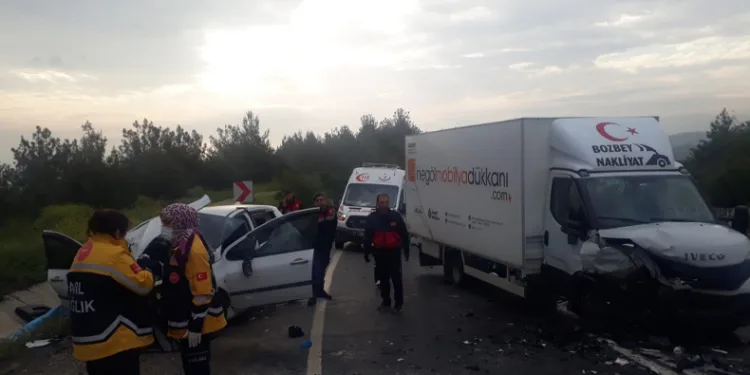 Otomobil ile kamyonet kafa kafaya çarpıştı