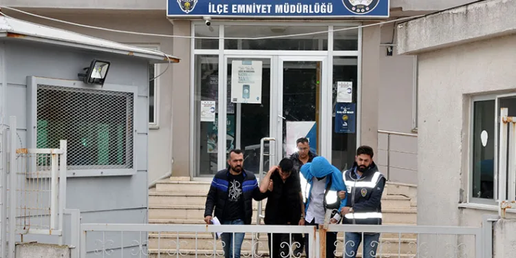 Kızının saçı çekildi diye müdür yardımcısını vurdu
