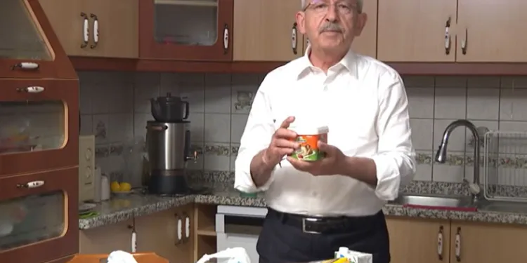 Kılıçdaroğlu, gıda ürünlerinin fiyatlarını karşılaştırdı