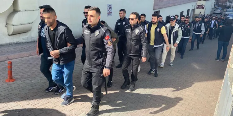 ‘Kökünü Kurutma Operasyonu’nda 22 şüpheli adliyede