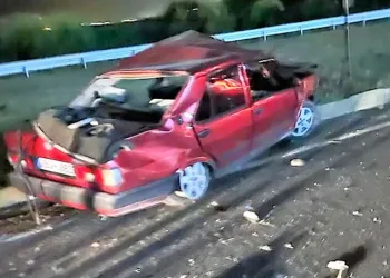 Kağıt gibi ezilen araç 3 kişiye mezar oldu
