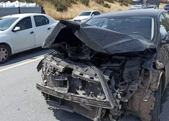 Otomobil refüje çarptı, sürücü yaralandı