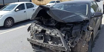 Otomobil refüje çarptı, sürücü yaralandı