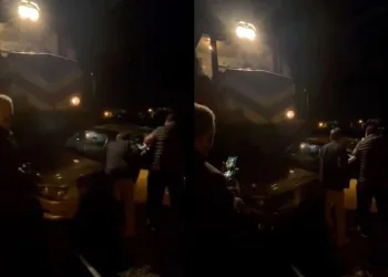 Tren, hemzenin geçitte otomobille çarpıştı