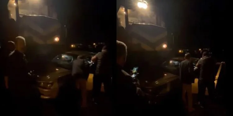 Tren, hemzenin geçitte otomobille çarpıştı