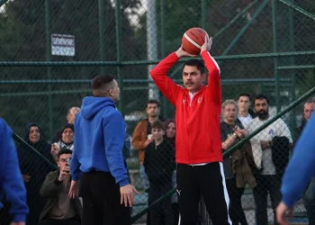Bakan Kurum gençlerle basketbol oynadı