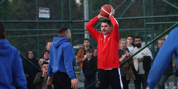 Bakan Kurum gençlerle basketbol oynadı