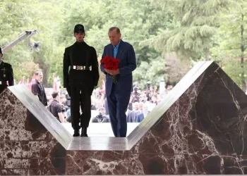 Erdoğan, Adnan Menderes’in anıt mezarını ziyaret etti