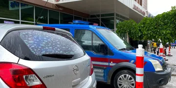 Aracının içinde silahlı saldırıya uğradı