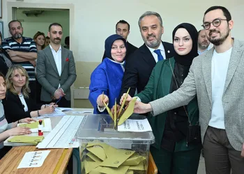 Alinur Aktaş ailesi ile birlikte oyunu kullandı