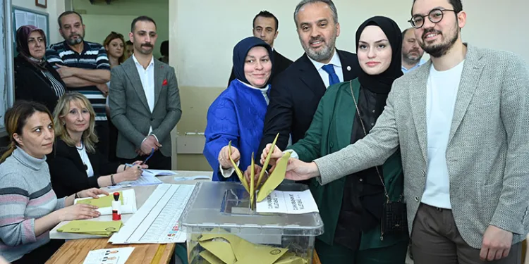 Alinur Aktaş ailesi ile birlikte oyunu kullandı