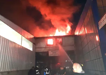Kütahya’da oto tamirhanesinde yangın