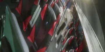 Otobüste genç kadının tabletini çalmışlar