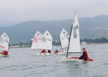 Yelken yarışlarında miniklerin mücadelesi