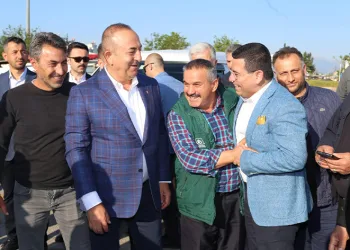 Bakan Çavuşoğlu hal esnafıyla buluştu