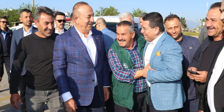 Bakan Çavuşoğlu hal esnafıyla buluştu