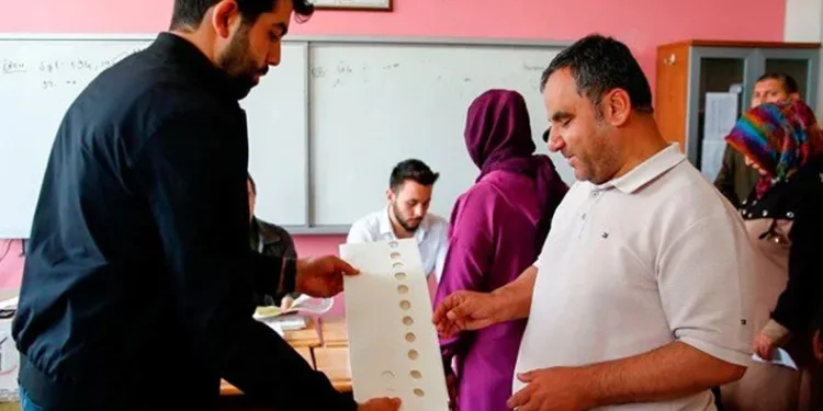 Görme engelliler oylarını özel şablonla kullandı