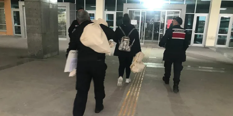 Sayılan oylar çuvallar ile adliyeye getiriliyor