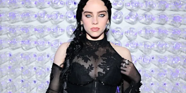 Billie Eilish stil değişimiyle eleştirilerin odağında