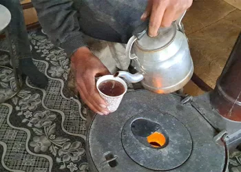 Kar yağdı, vatandaş yeniden soba kurdu