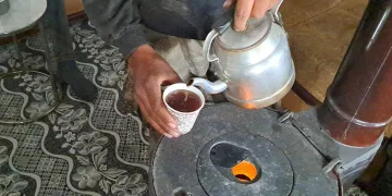 Kar yağdı, vatandaş yeniden soba kurdu