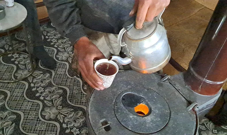 Kar yağdı, vatandaş yeniden soba kurdu