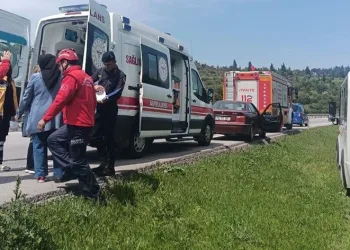 Minibüs yoldan çıktı: 2 yaralı