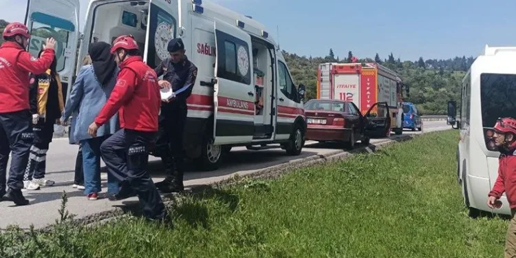 Minibüs yoldan çıktı: 2 yaralı