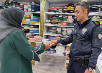 Bursa’da sokakta bulduğu dolarları sahibine ulaştırdı