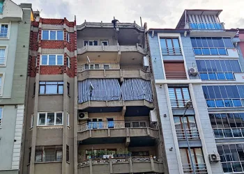 Eşiyle görüşebilmek için ecel teri döktürdü