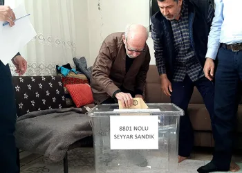 Sandığa gidemeyenlere seyyar sandık gitti