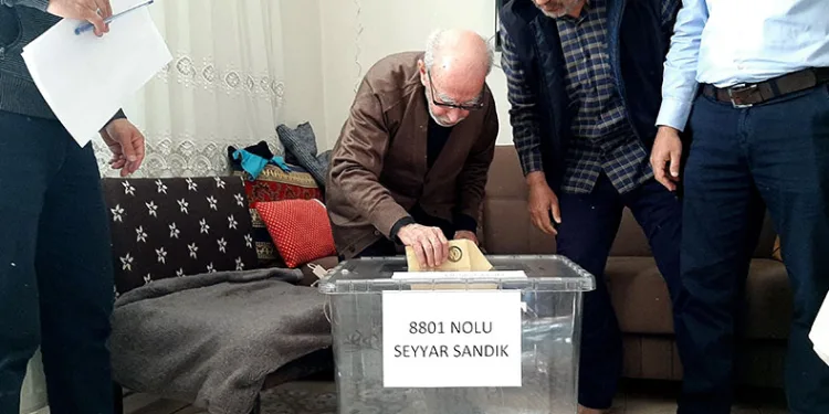 Sandığa gidemeyenlere seyyar sandık gitti